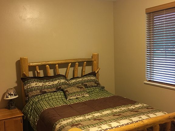 Queen bed in west bedroom