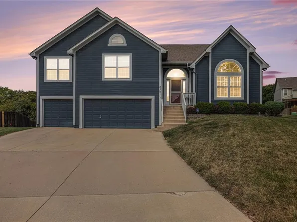 2301 SW Post Oak Ct, Lees Summit, MO 64082