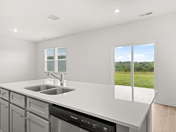 3rd image of 5062 Skyline Way NE