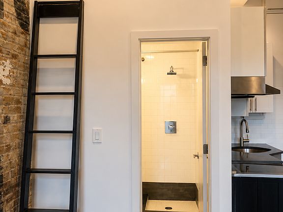 3rd image of 946 Fulton St APT 5