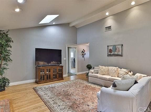 5th image of 1359 E Bennett Ave