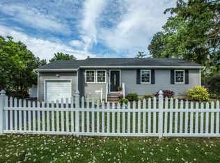 307 S 14th St, Lindenhurst, NY 11757