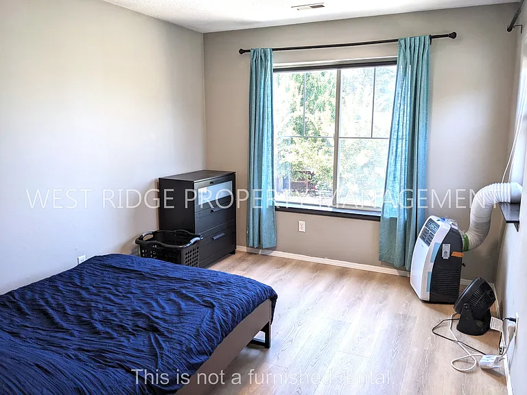 6824 N Astor St — Photo 8