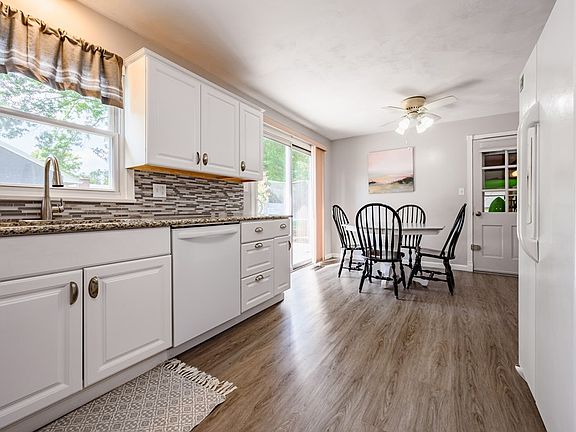 3rd image of 1005 Oak Hill Cir