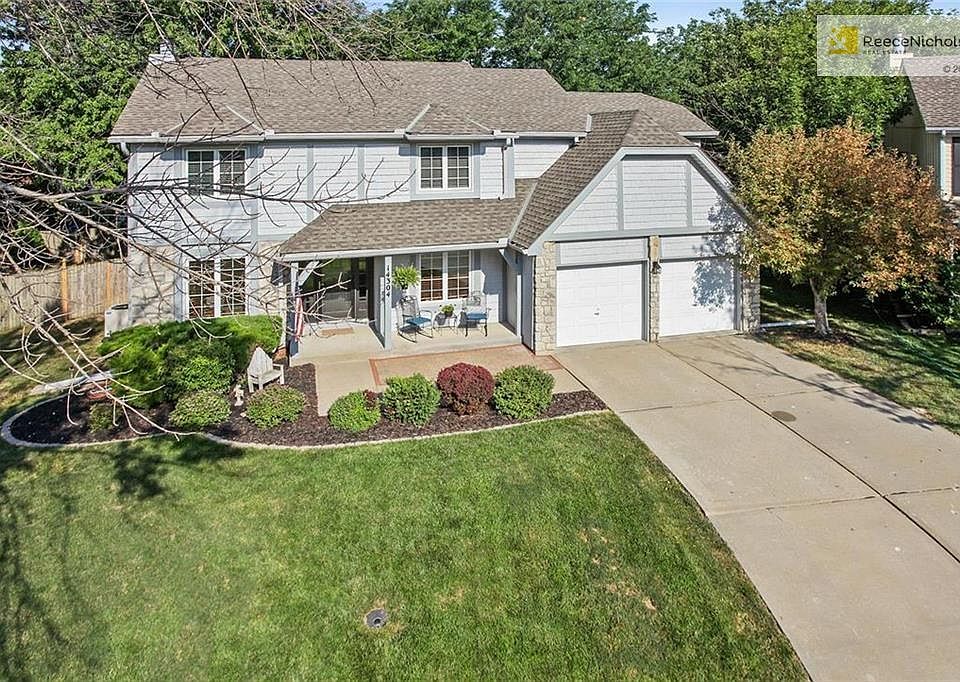 Welcome Home to 14304 S. Blackfoot Dr. in the beautiful neighborhood of Ashton.