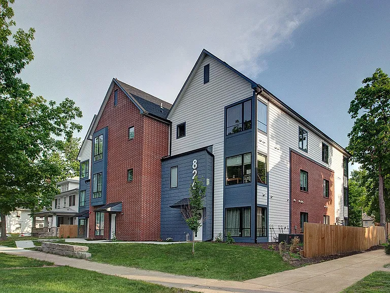 826 Bluemont Ave — Photo 1