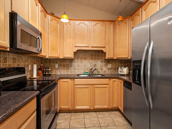 4th image of 23975 Glenwood Dr