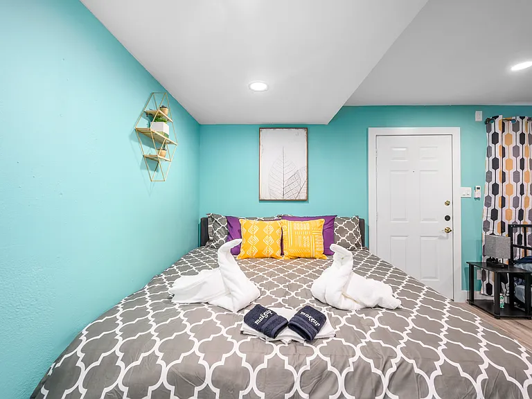 1118 Banks St #9 — Photo 14
