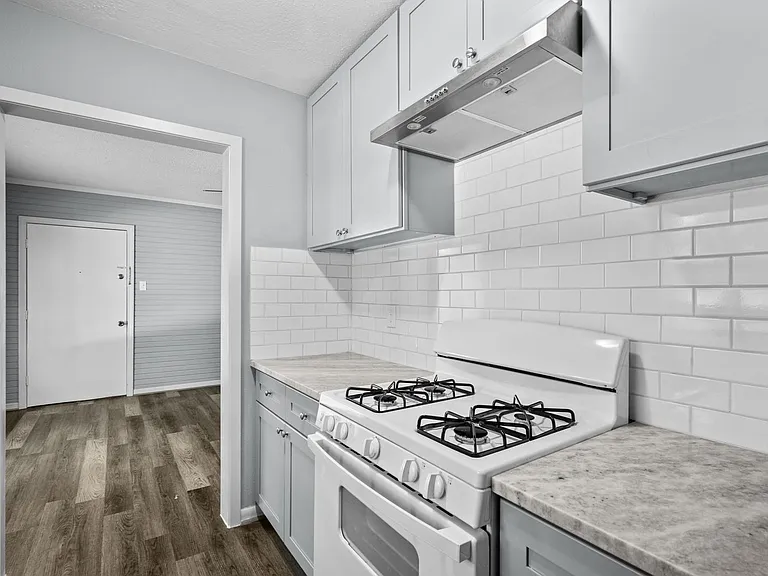 2324 Cedar Dr — Photo 2