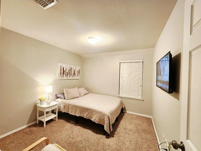 Silverthorne Dr — Photo 1