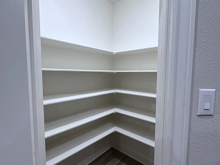 Kitchen Walk-in pantry