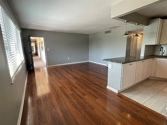 3rd image of 208 NE MONROE CIRCLE N #307