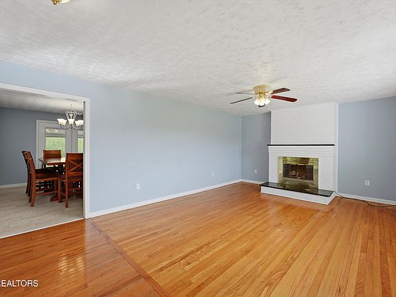 4th image of 215 Russell Dr