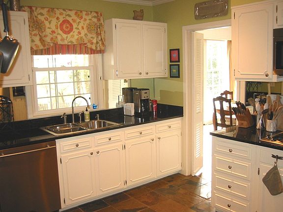 Custom window treatments, granite, slate floor and dw & gas cooktop!