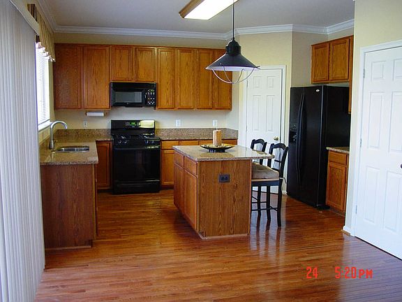 Large Open Kitchen w/granite counters