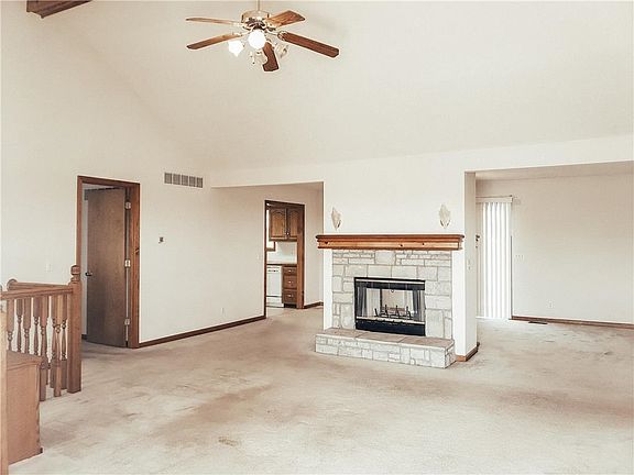 Spacious Great Room w/Vaulted Ceiling & Fireplace
