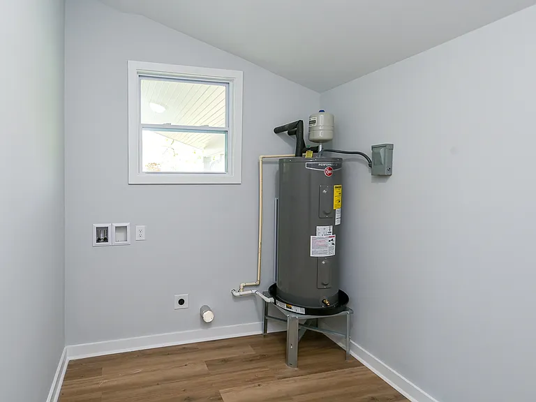 1304 Aston St — Photo 17