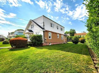 97 E Dean St, Freeport, NY 11520
