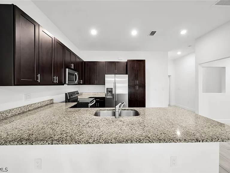 318 SW 7th Ter — Photo 7