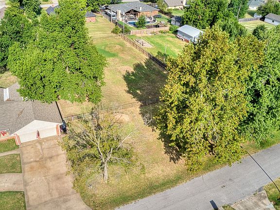 4th image of 1325 N Valley View Dr