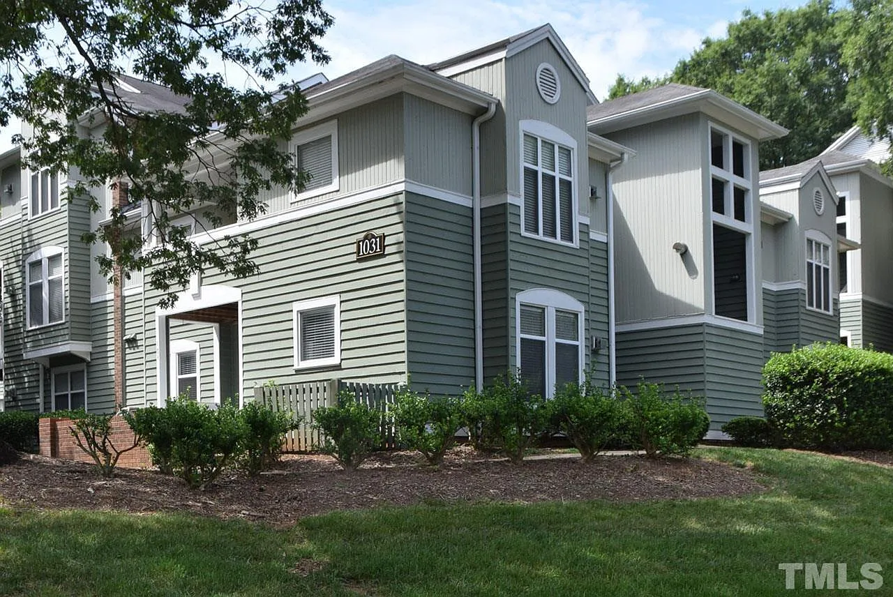 1 bed, 1.0 bath, 729 sqft, $1,595 — Photo 1