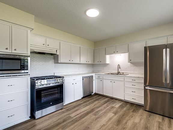 Large kitchen with lots of cabinets!