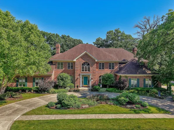 8 Buckingham Dr, Sugar Grove, IL 60554
