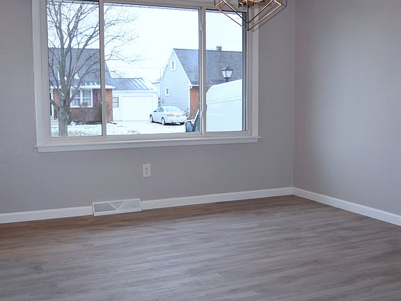 5th image of 44 Eileen Ct