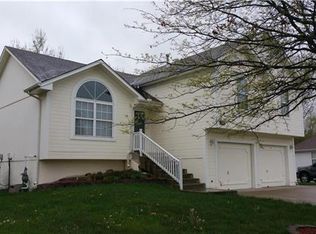857 Woodland Dr, Grain Valley, MO 64029