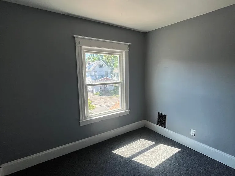 18 Robin St — Photo 24