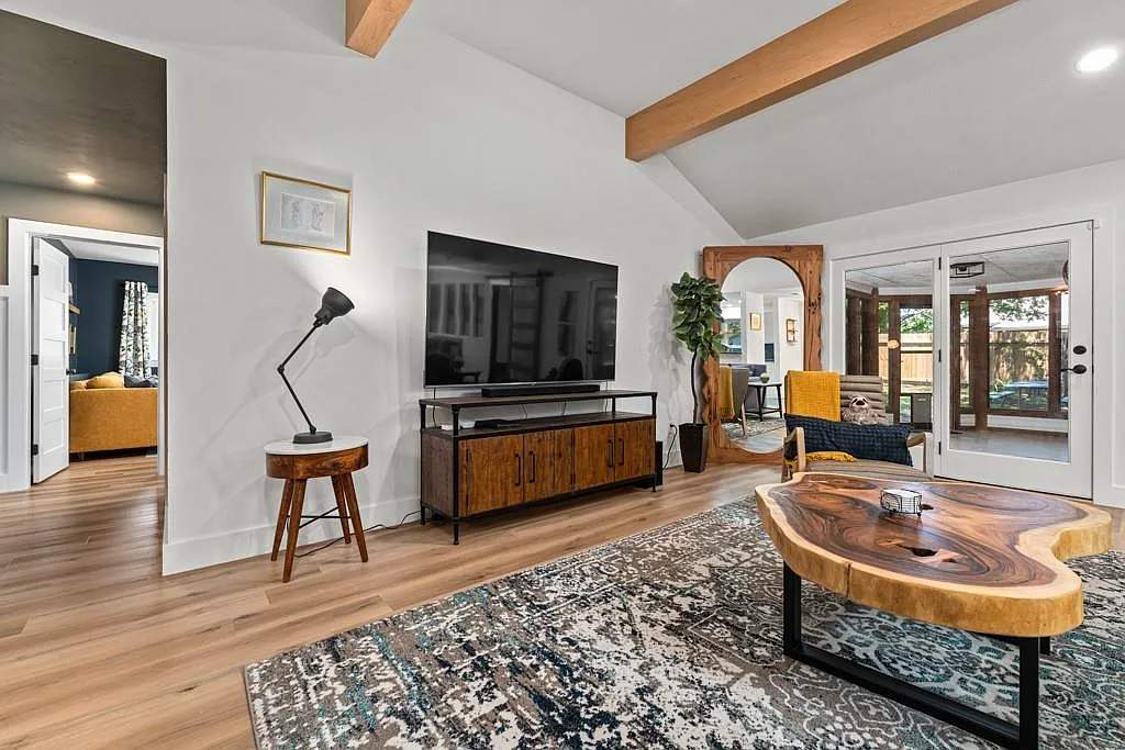 4 bed, 2.0 bath, 1879 sqft, $2,499 — Photo 4