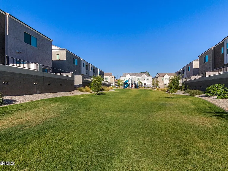 2268 W Laurie Ln — Photo 30