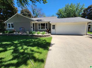 313 Albany Ave SE, Orange City, IA 51041