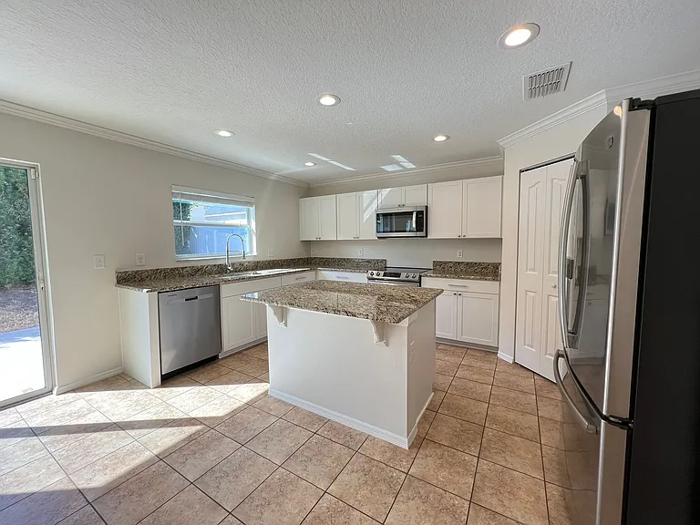 13740 Laranja St — Photo 4