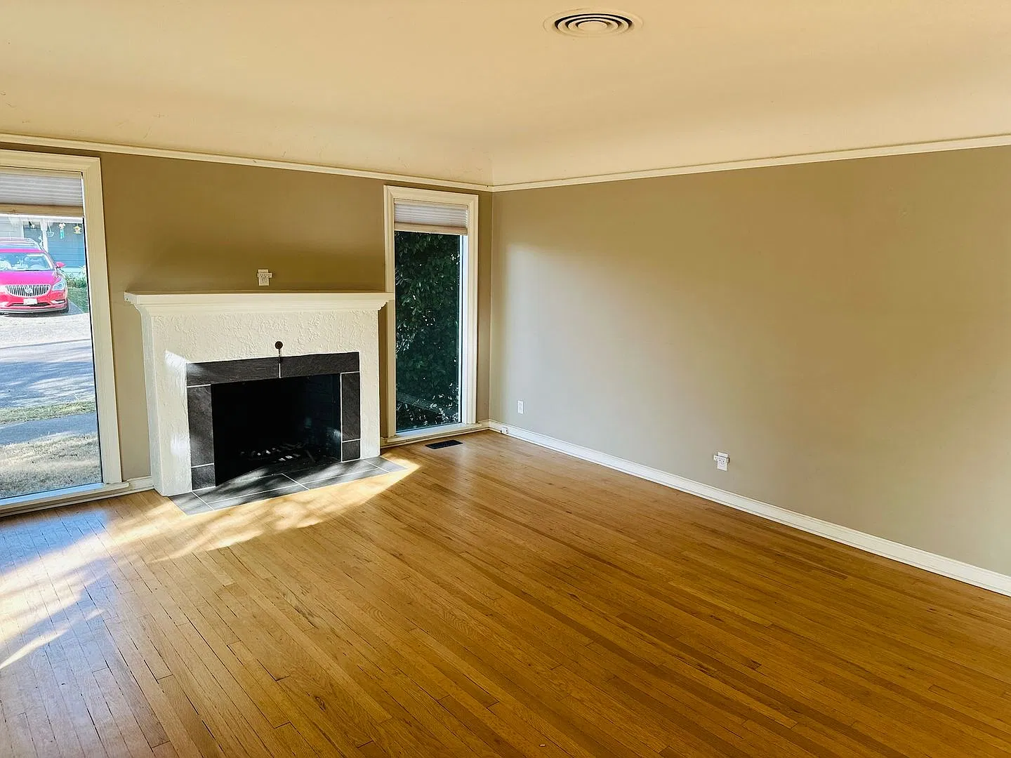 Charming Vintage Downtown Camas Bungalow — Photo 4