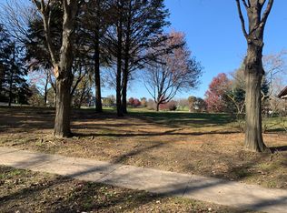 10 Windwood Dr, Sugar Grove, IL 60554