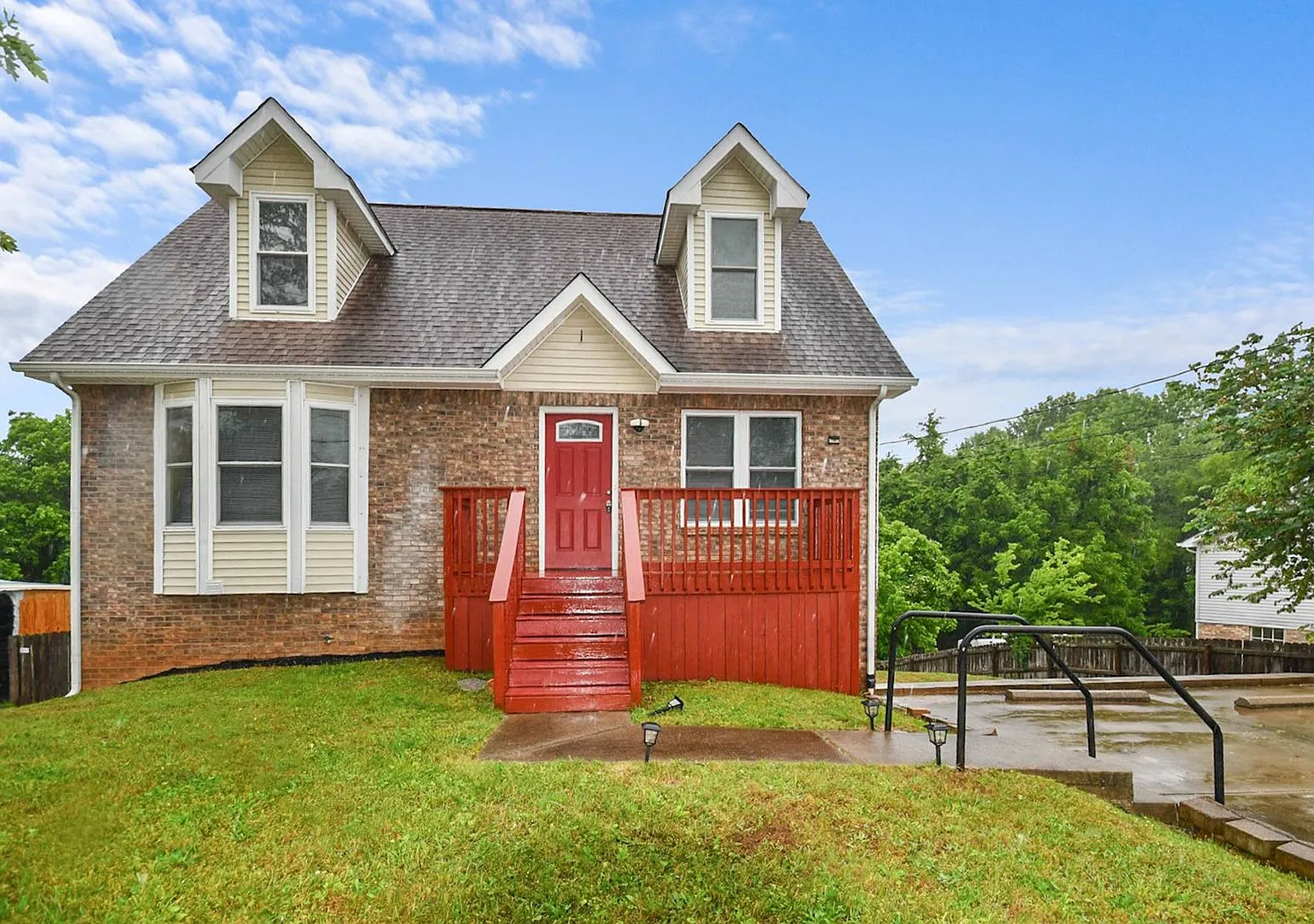 Pet Friendly Four Bedroom with Basement! — Photo 1