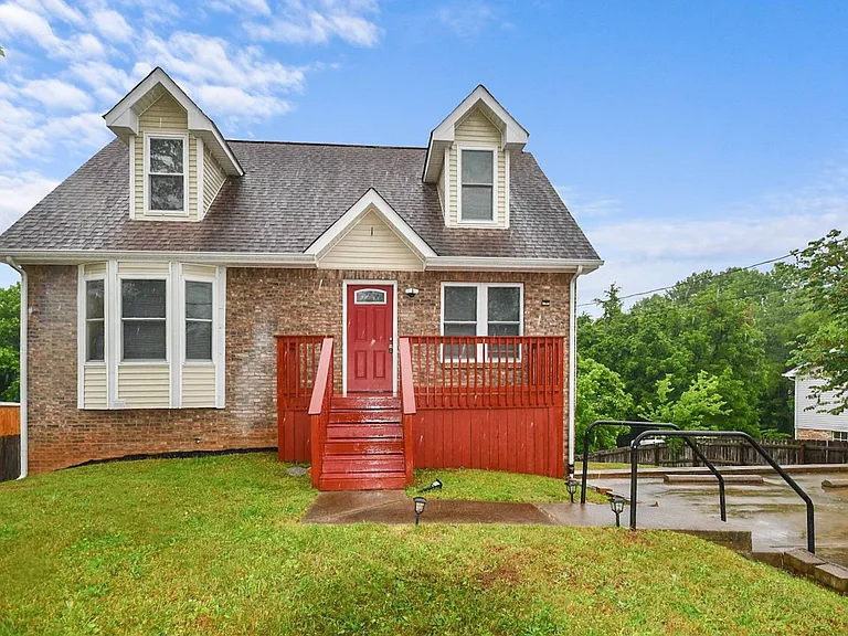 706 Green Valley Ct — Photo 1