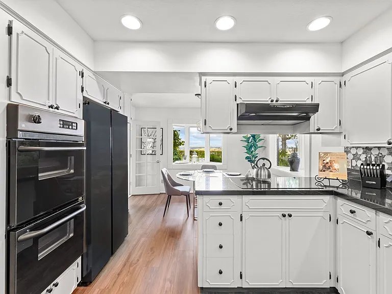 990 W Parkhill Dr — Photo 45