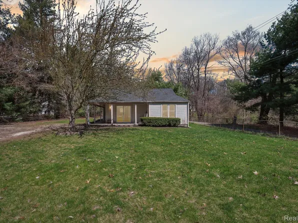 7847 Herbst Rd, Brighton, MI 48114