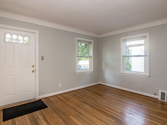 LIVING ROOM/ENTRY