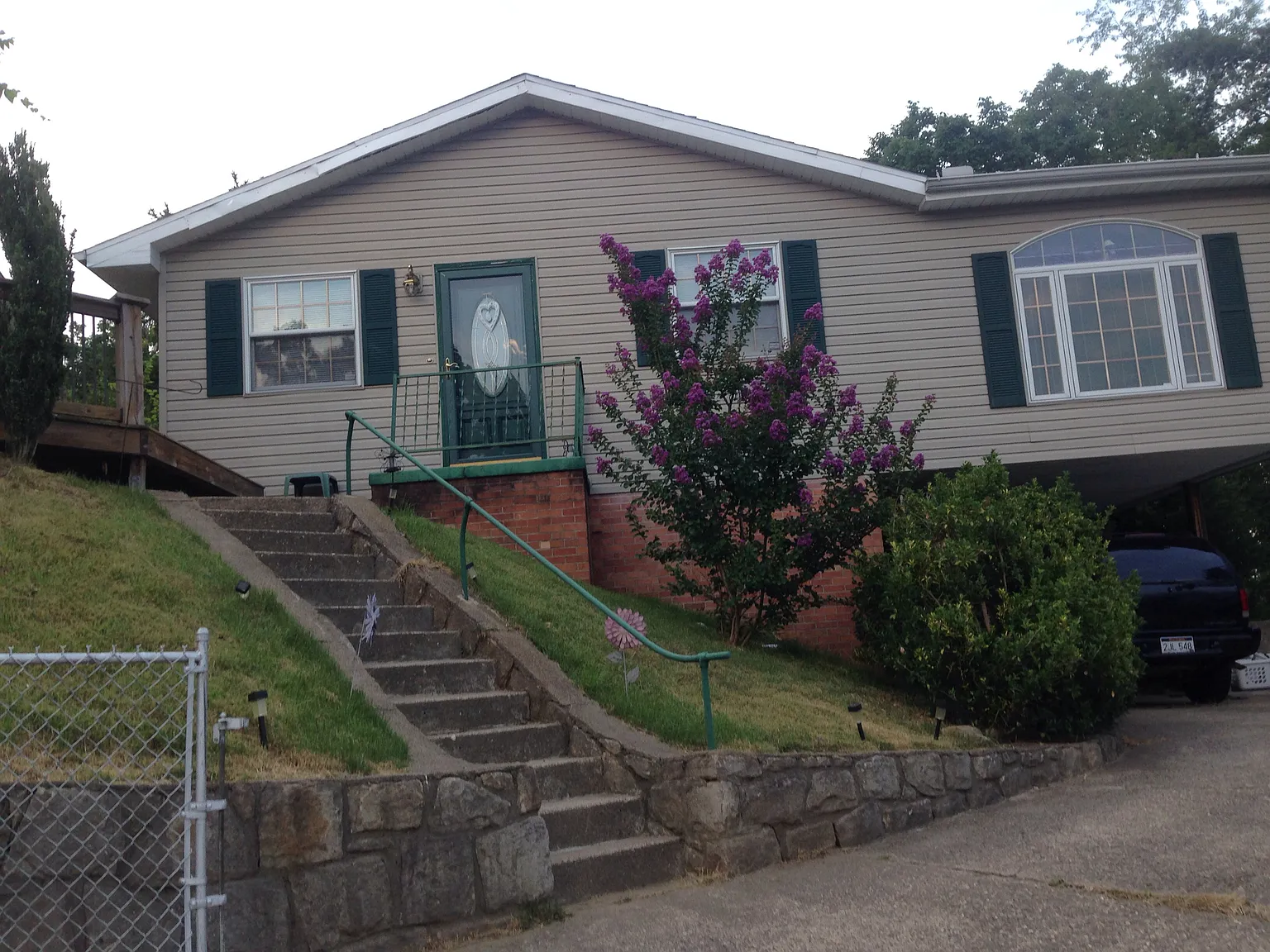 606 Hillsdale Dr photo 1