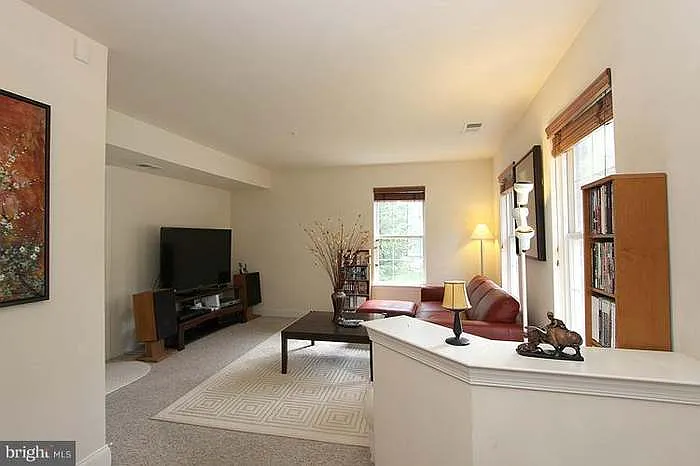 3 bed, 2.5 bath, 2140 sqft, $3,200 — Photo 4