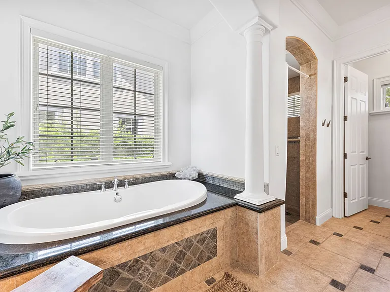 102 Acadia Ter — Photo 19