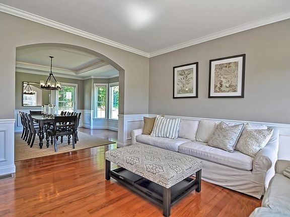 5th image of 14 Canterberry Ln