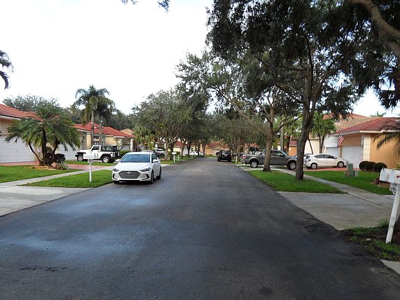 Exterior Neighborhood (street photo)