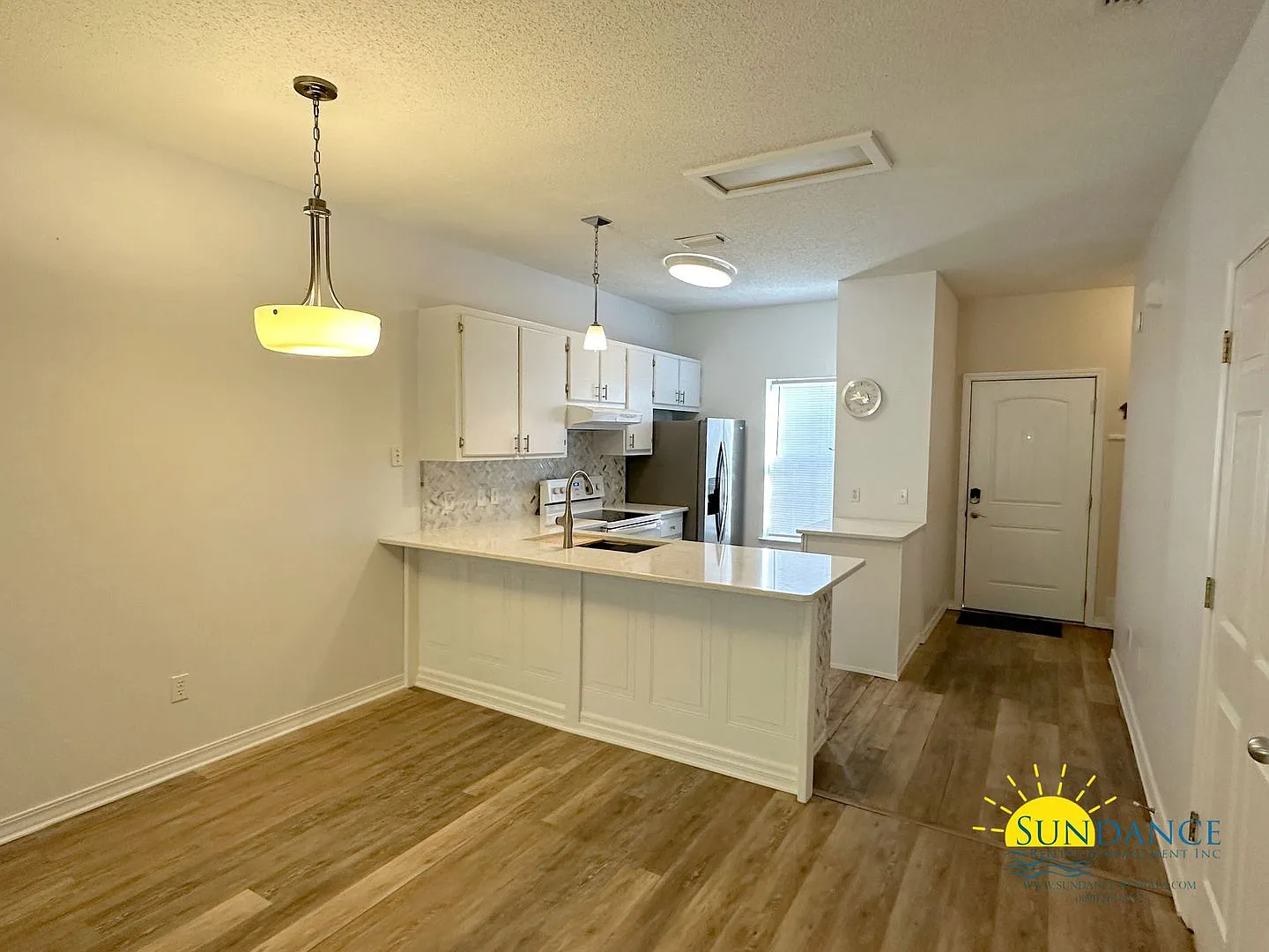 Great 3 BedroomsTownhouse with community pool! — Photo 2