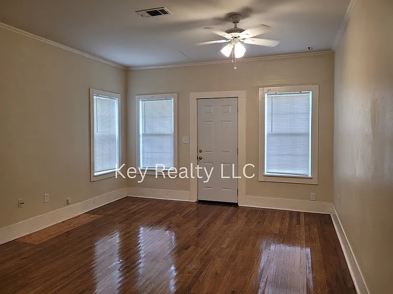 2315 Elliott St — Photo 3