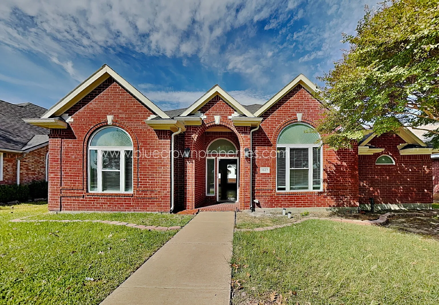 4 bed, 2.0 bath, 2600 sqft, $2,900 — Photo 1