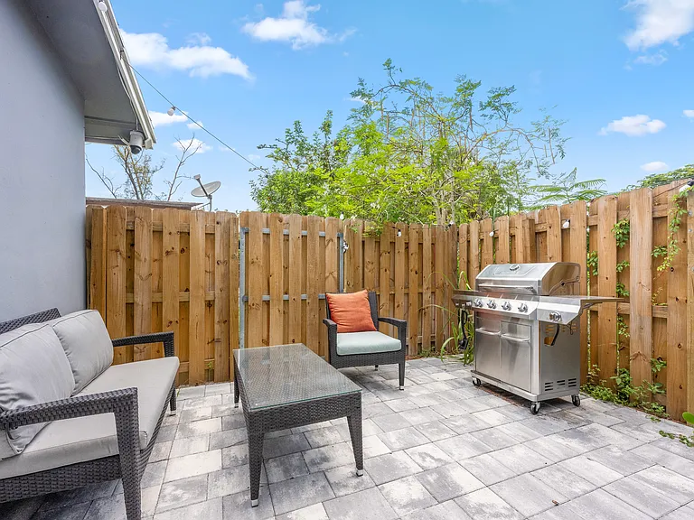 1208 NE 5th Ave #1 — Photo 30